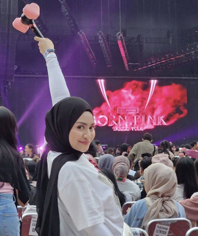 Artis Dan Selebgram Berhijab Nonton Konser BLACKPINK