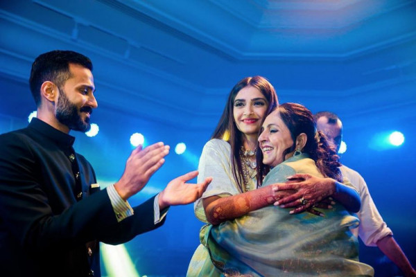 9 Potret Hangat Sonam Kapoor dan Ibu Mertuanya, Suka Saling Memuji