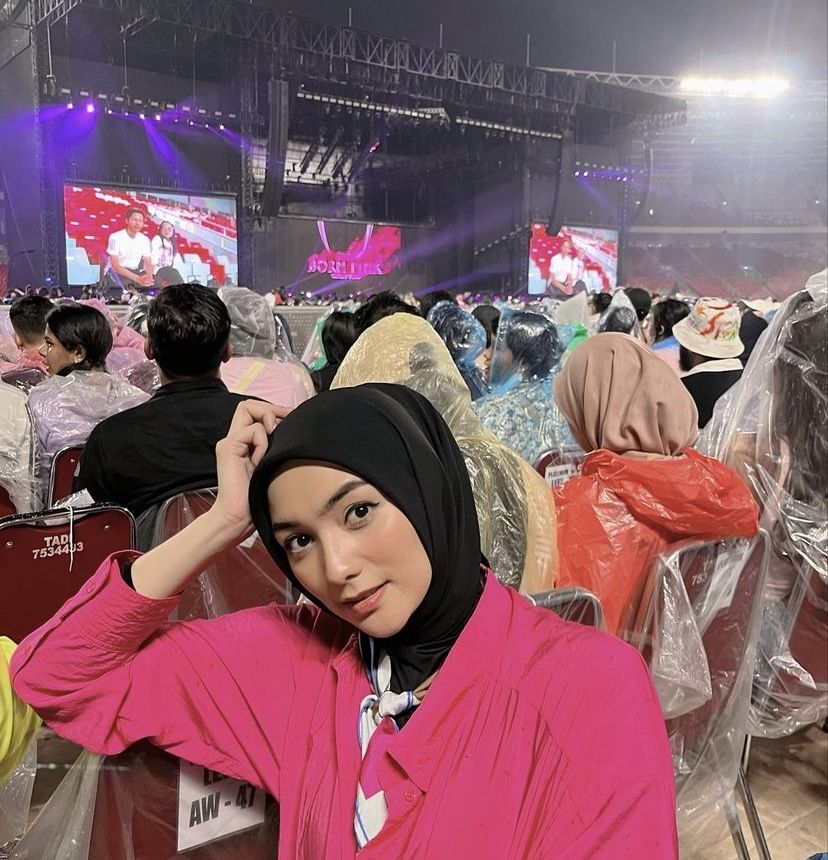 Artis Dan Selebgram Berhijab Nonton Konser BLACKPINK