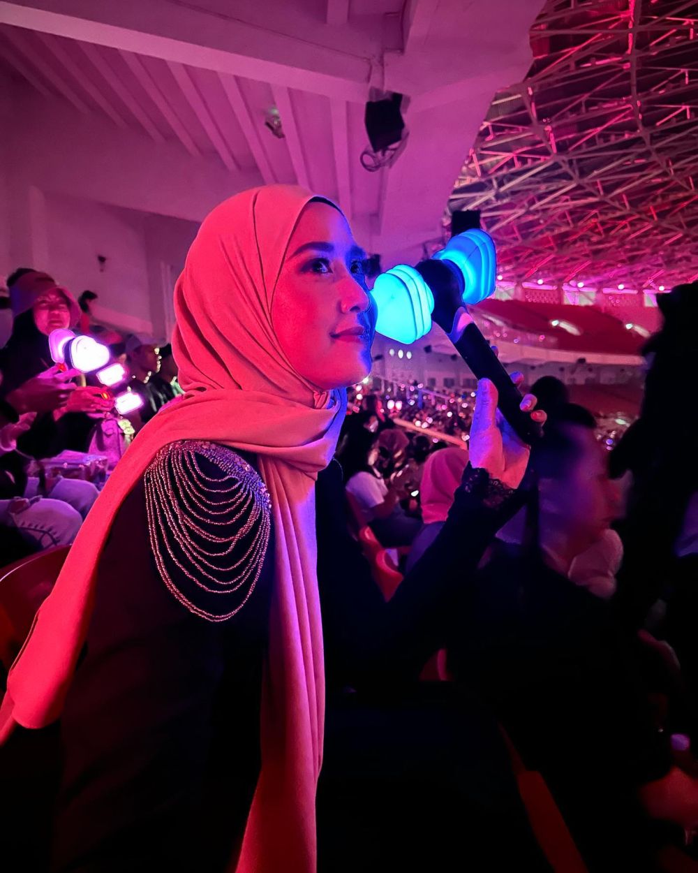 10 Potret Artis Dengan Outfit Hijab di Konser BLACKPINK, Stunning Abis