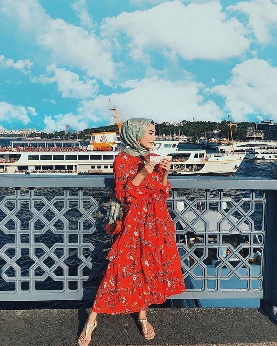 9 Ide Padu Padan Floral Dress dan Hijab, Tampil Anggun saat Bukber