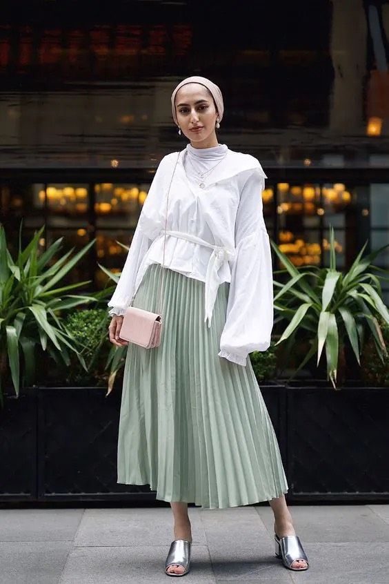 9 Inspirasi Outfit Hijabers Pakai Rok Plisket, Tampil Chic saat Bukber