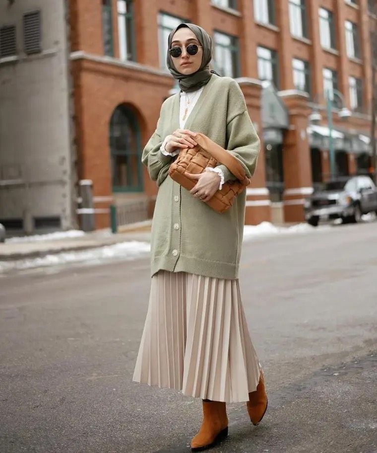 7 Ide Outfit Rok Plisket ala Hijabers untuk Bukber, Tampil Keren!