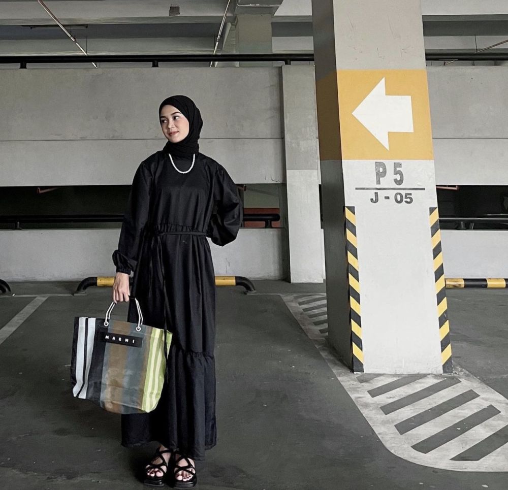 9 Ide Padu Padan Dress Hitam dan Hijab, Tampil Stylish Saat Bukber!