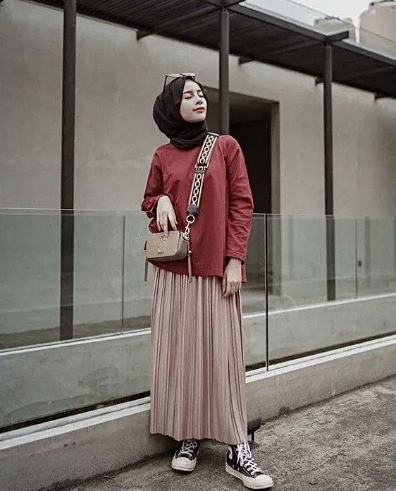 9 Inspirasi Outfit Hijabers Pakai Rok Plisket, Tampil Chic saat Bukber