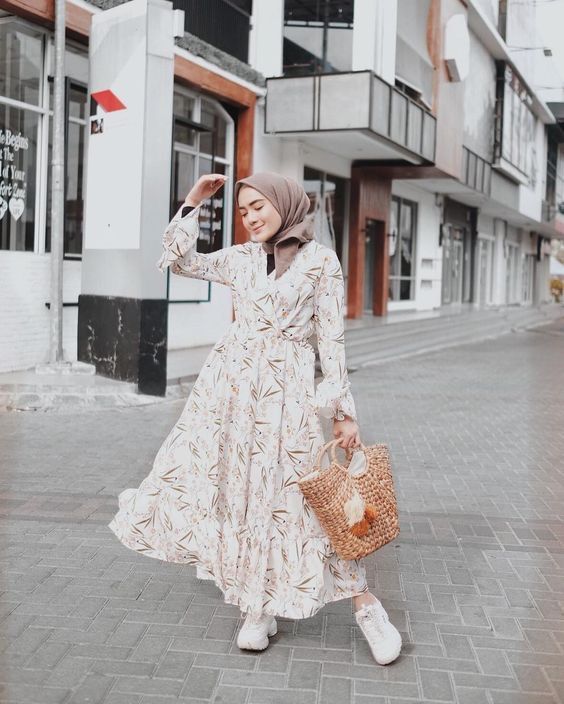 9 Ide Padu Padan Floral Dress dan Hijab, Tampil Anggun saat Bukber