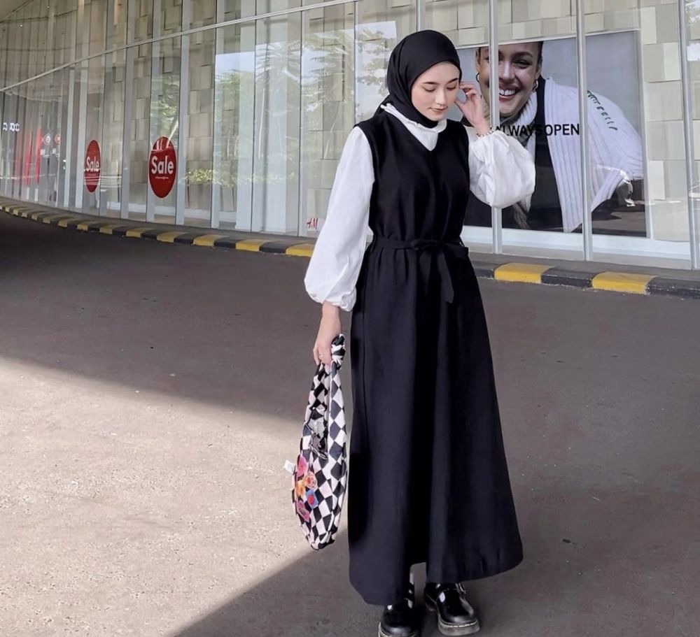 9 Ide Padu Padan Dress Hitam dan Hijab, Tampil Stylish Saat Bukber!