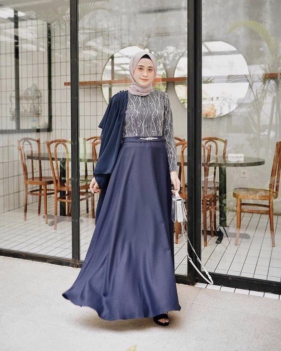 9 Inspirasi Dress Pesta Hijab Bahan Satin, Elegan dan Mewah!