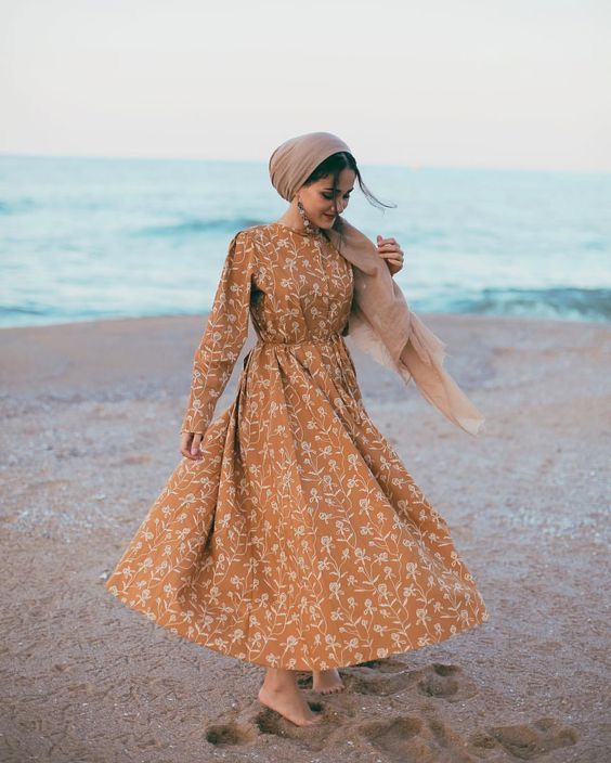 7 Ide Outfit Dress Floral ala Hijabers untuk Bukber, Tampil Anggun!