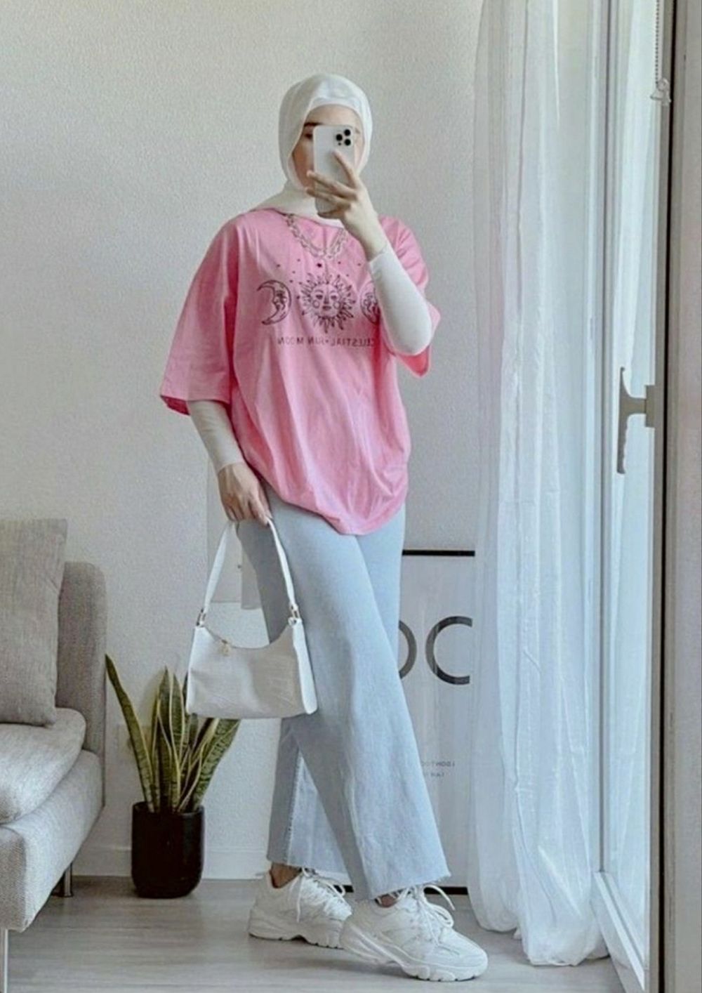 9 Ide Outfit Hijabers Pakai Kulot Jeans, Tampil Stylish saat Bukber!
