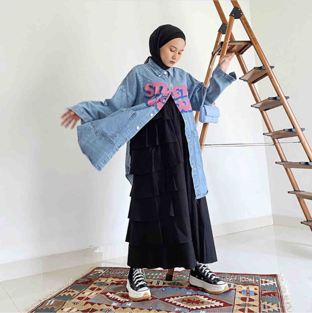 7 Ide Outfit Dress Hitam dan Hijab untuk Buka Bersama, Effortless!
