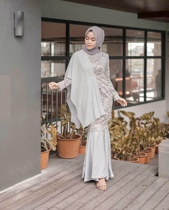 9 Inspirasi Dress Pesta Hijab Bahan Satin, Elegan dan Mewah!