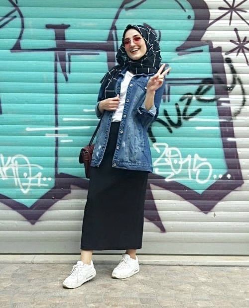 9 Inspirasi Outfit Hijabers Pakai Rok Span, Tampil Stylish saat Bukber