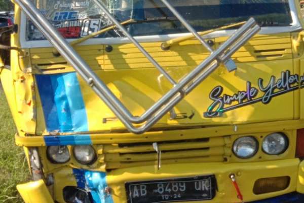 Truk Tabrak Mobil Di Bantul, Pak Ogah Dan Pemotor Luka Parah