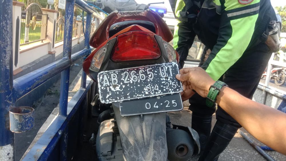 Truk Tabrak Mobil di Bantul, Pak Ogah dan Pemotor Luka Parah