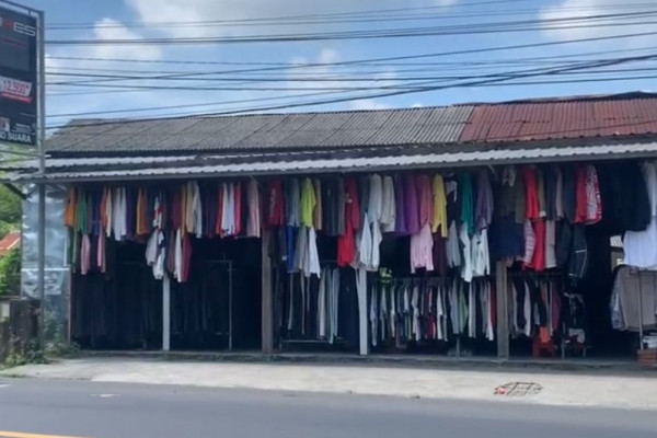 Pedagang Masbagik Lotim Keluhkan Kebijakan Larangan Impor Baju Bekas