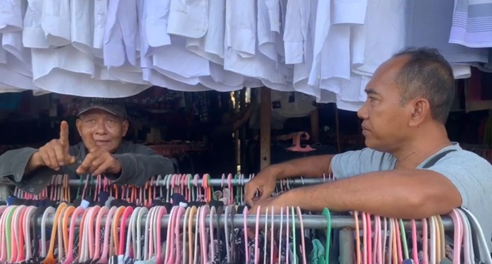 Pedagang Masbagik Lotim Keluhkan Kebijakan Larangan Impor Baju Bekas