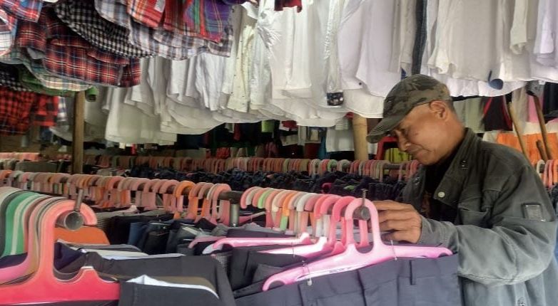 Pedagang Masbagik Lotim Keluhkan Kebijakan Larangan Impor Baju Bekas