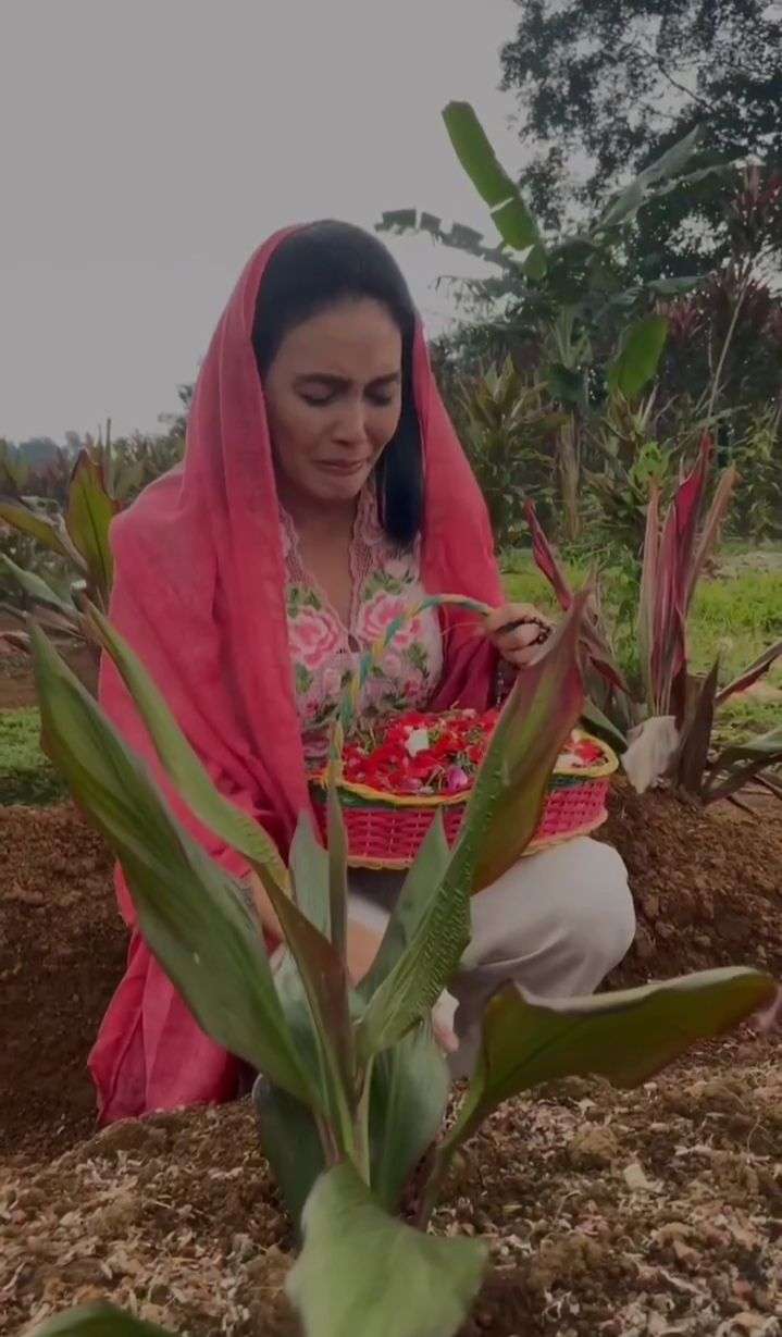 10 Momen Rieke Diah Pitaloka Ziarah Ke Makam Nani Wijaya