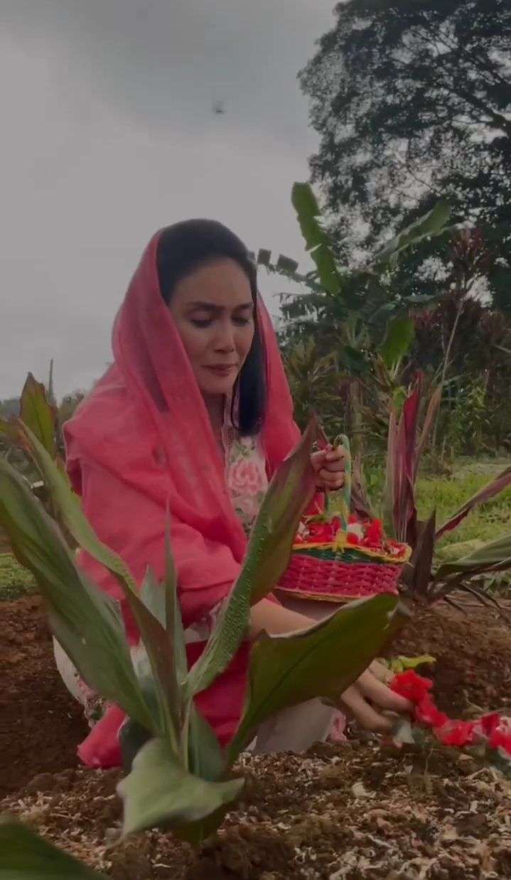 10 Momen Rieke Diah Pitaloka Ziarah Ke Makam Nani Wijaya