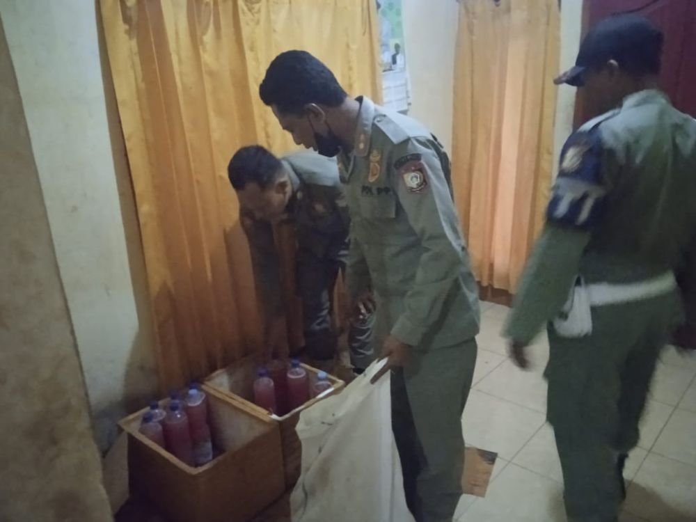 Sambut Ramadan, Satpol PP Lombok Timur Sita Ratusan Botol Miras