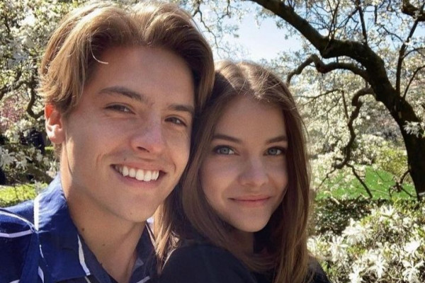 9 Potret Mesra Barbara Palvin dan Dylan Sprouse, Dikabarkan Tunangan!