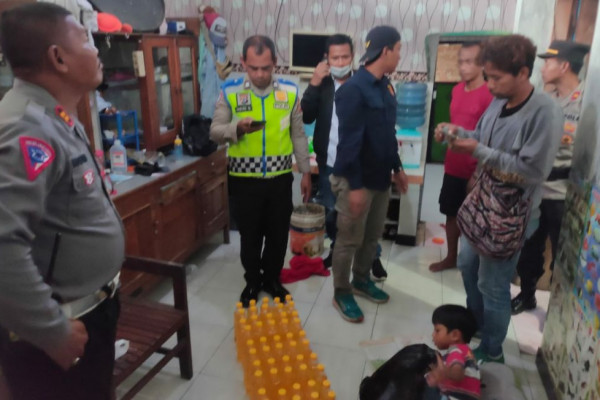 Polsek Pleret Bantul Sita Ratusan Botol Miras Oplosan Siap Edar