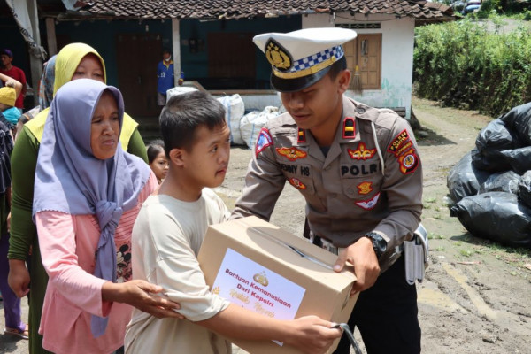 Pemulung di TPST Piyungan Terima Bansos dari Kapolri
