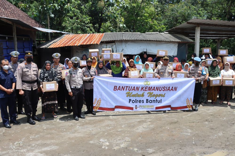 Pemulung di TPST Piyungan Terima Bansos dari Kapolri