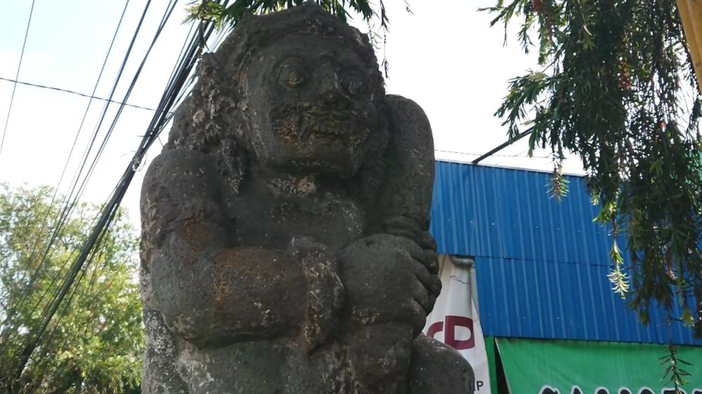 Arca Dwarapala di Tulungagung Dicat Orang