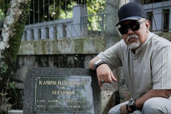 9 Potret Indro Ziarah Ke Makam Personel Warkop