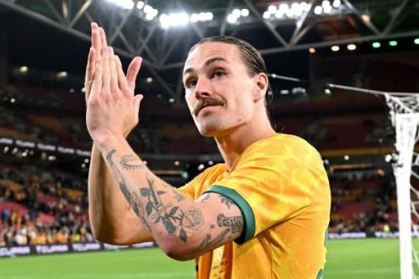 10 Potret Jackson Irvine, Pesepak Bola Penuh Gaya asal Australia
