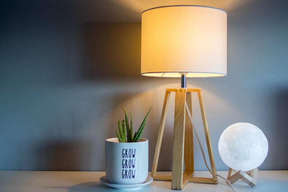 15 Rekomendasi Lampu Meja, Membuat Ruangan Terlihat Lebih Estetik