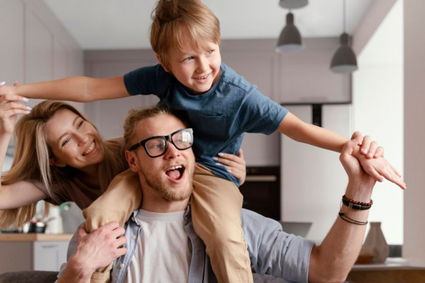 5 Pilar Penting Pola Asuh Lembut pada Anak, Bentuk Bonding yang Kuat!