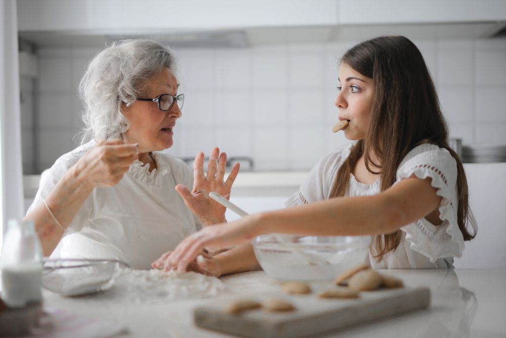 5 Aktivitas Seru yang Bisa Kamu Lakukan Bersama Mertua di Rumah
