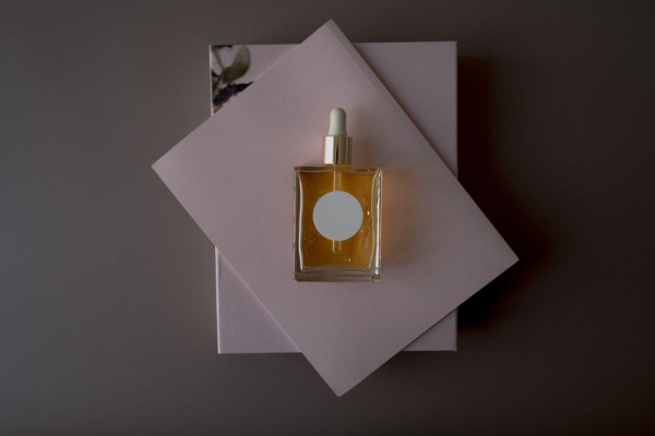 5 Parfum Saffron Khusus Pria, Wangi Spicy yang Bikin Pede!