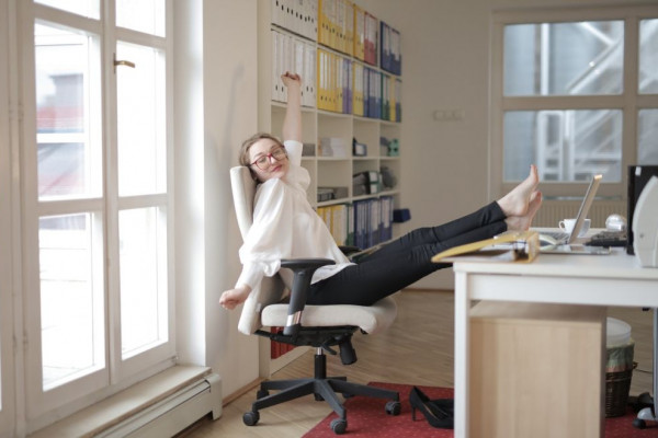 5 Gerakan Sederhana yang Bisa Menghilangkan Rasa Lelah di Kantor
