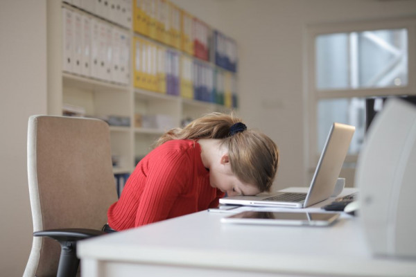 5 Tips Atasi Kurang Tidur di Tempat Kerja saat Puasa, Melek Seharian!