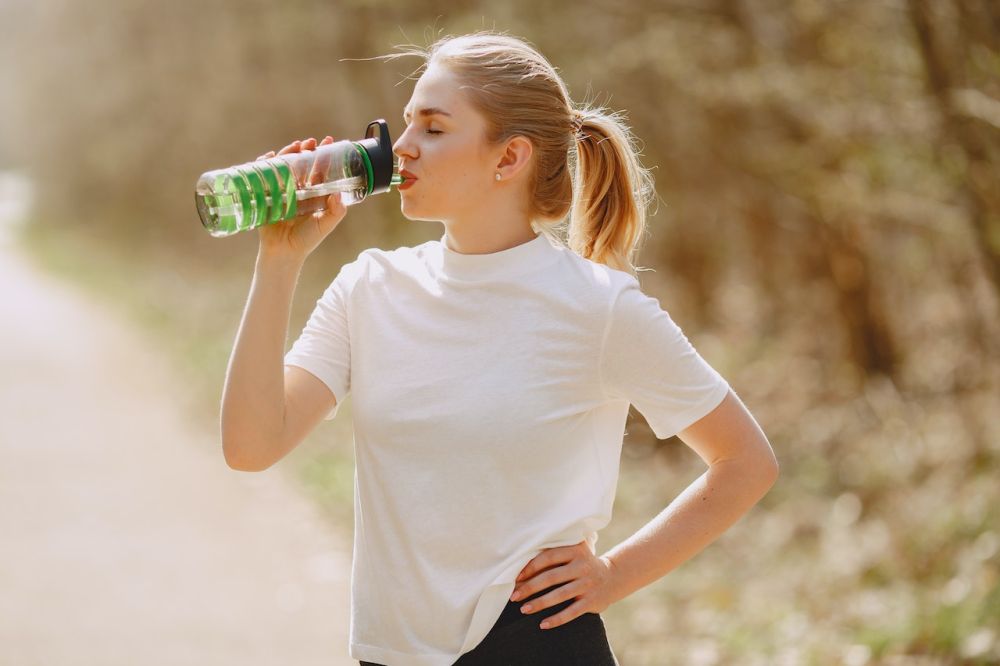 5 Manfaat Luar Biasa dari Kebiasaan Minum Air Hangat Setiap Hari