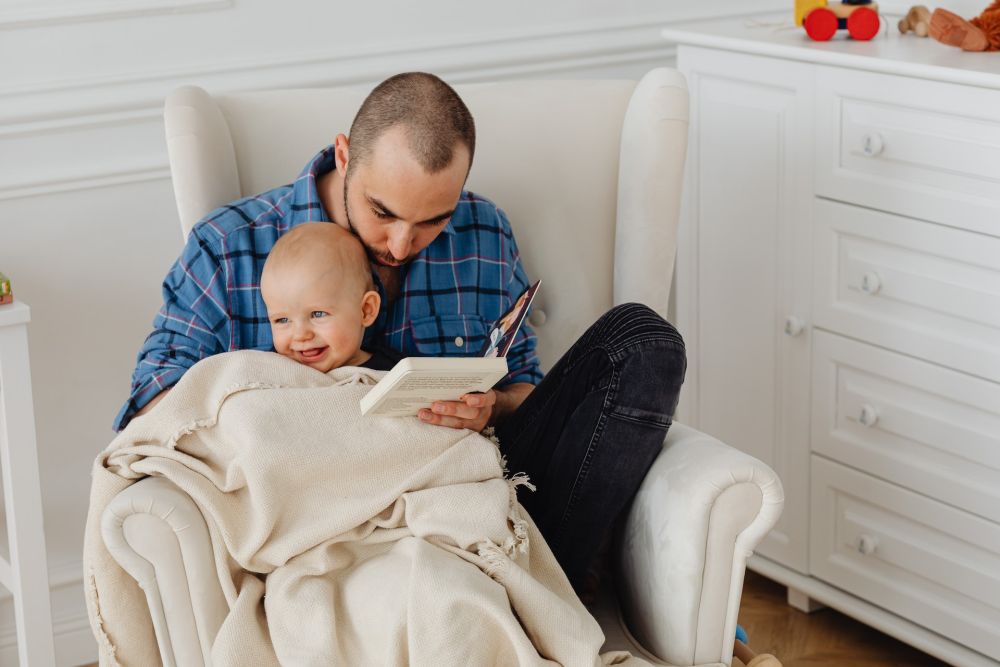 6 Manfaat Membacakan Buku pada Bayi, Orang Tua Wajib Tahu