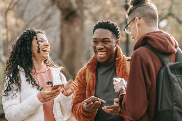 5 Tips Bijak Sikapi Diri saat Pasangan Mudah Friendly ke Orang Lain