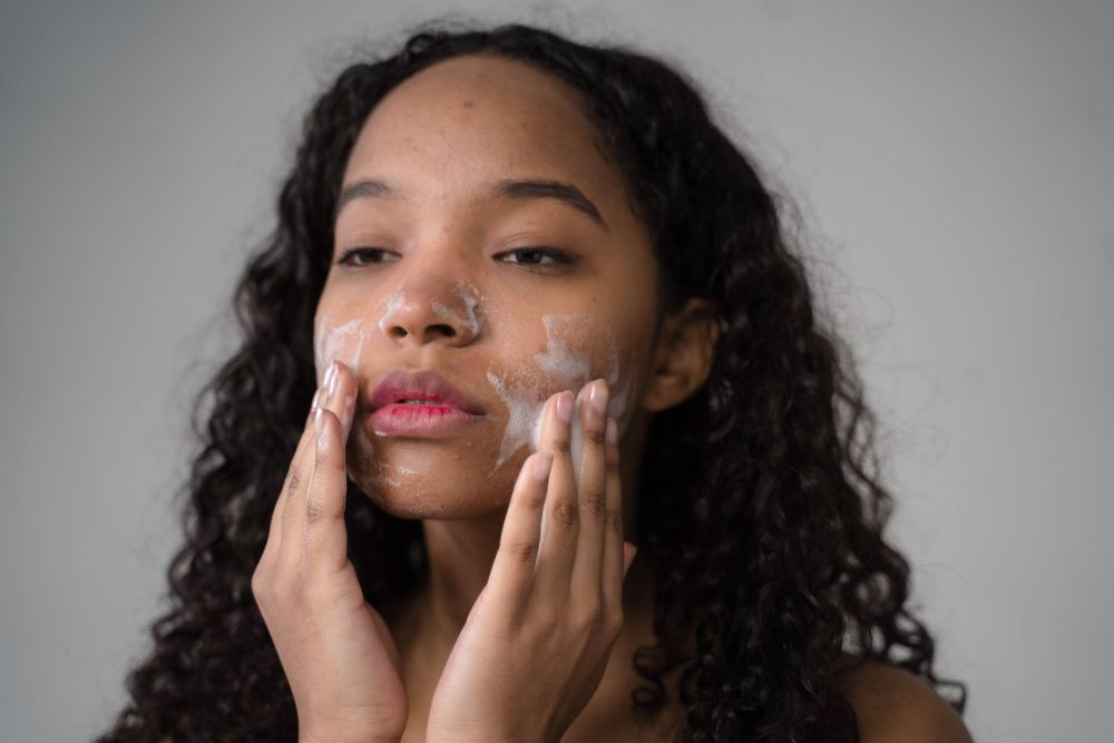 5 Kesalahan saat Menggunakan Facial Wash, Jadi Gak Efektif!