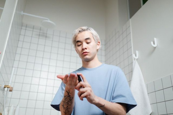 6 Rekomendasi Skincare Wajah untuk Pria dengan Kulit Kering