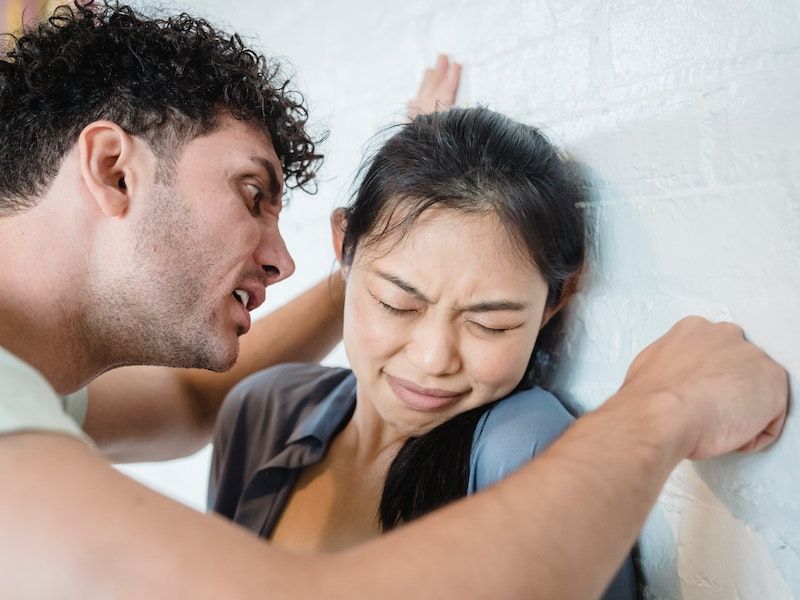 5 Pantangan saat Terpaksa Bertengkar dengan Pasangan di Rumah