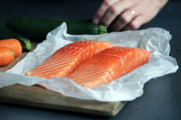5 Tips Mengolah Ikan Salmon agar Tidak Bau Amis, Gampang Banget!
