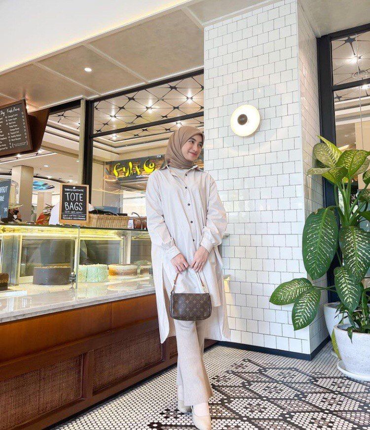 9 Ide Outfit Nuansa Soft untuk Dinner Romantis ala Olivia Finda, Adem