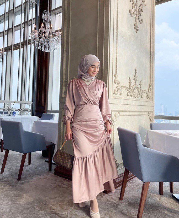 9 Ide Outfit Nuansa Soft untuk Dinner Romantis ala Olivia Finda, Adem