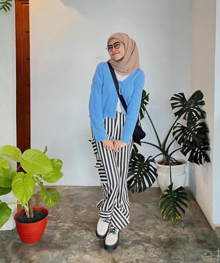 9 Ide Mix and Match Cardigan ala Refina Habilia, Cocok buat OOTD Hijab