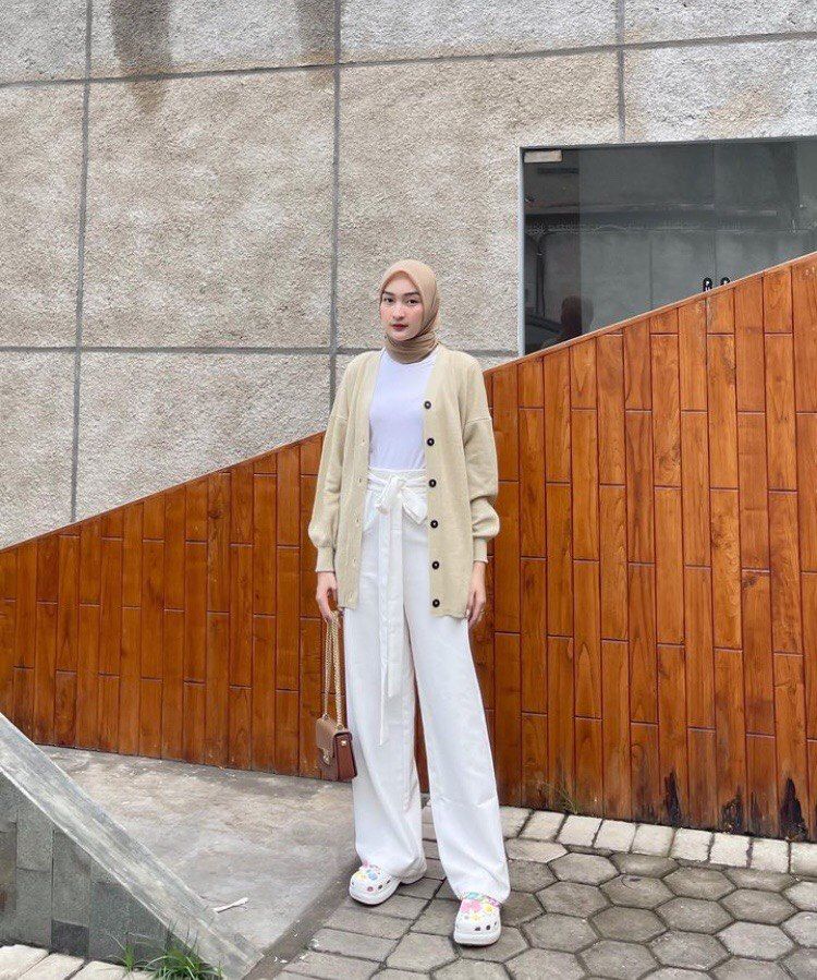 12 OOTD Long Pants dengan Hijab ala Ingrid Yulika