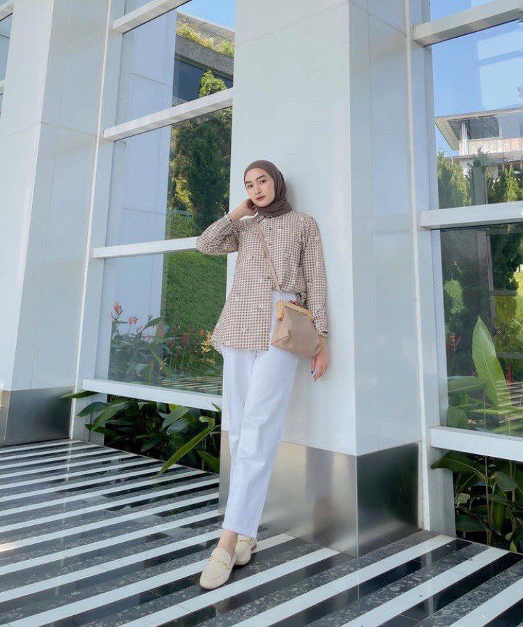 12 OOTD Long Pants dengan Hijab ala Ingrid Yulika